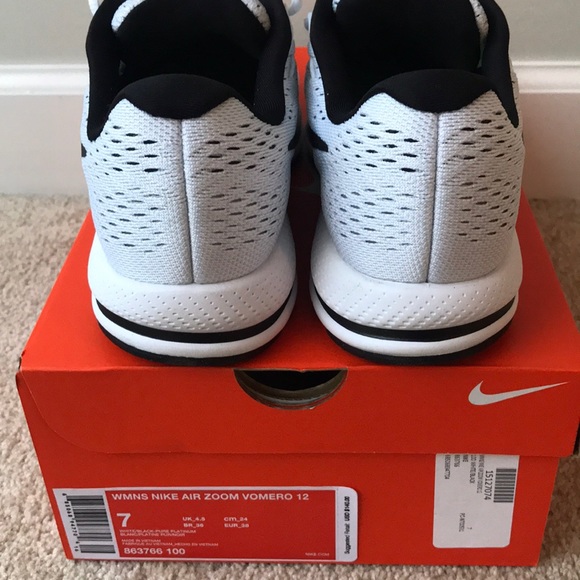 Women’s Nike Air Zoom Vomero 12 - Picture 4 of 7